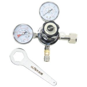 Reduktionsventil med to manometre og lynkobling